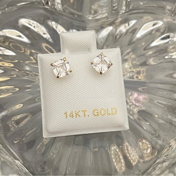 BRAND NEW! 14k Yellow Gold Asscher Cut CZ Stud Earrings - Picture 2 of 5
